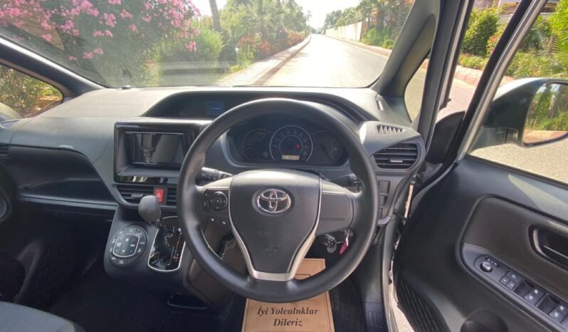 Toyota Voxy 2019 полный